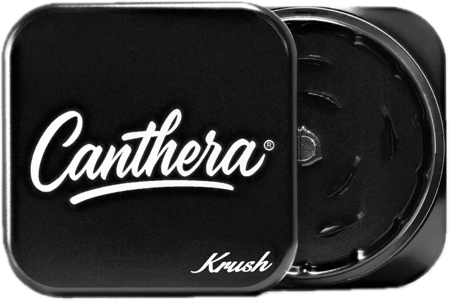 Canthera Krush Grinder aus schwarz eloxiertem Aluminium, der abgenommene Deckel trägt den Canthera Schriftzug, dahinter die offene Mahlkammer